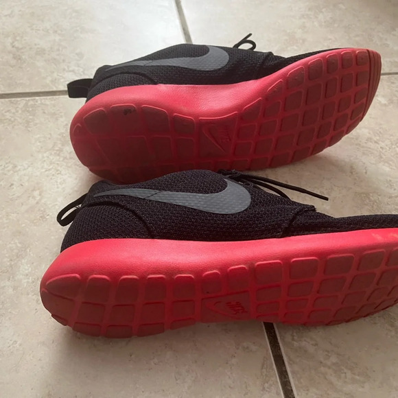 Nike - Picture 3 of 4